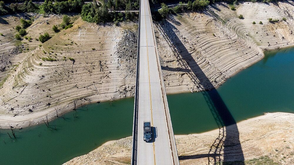 Click to enlarge Enterprise Bridge over Lake Oroville's dry banks