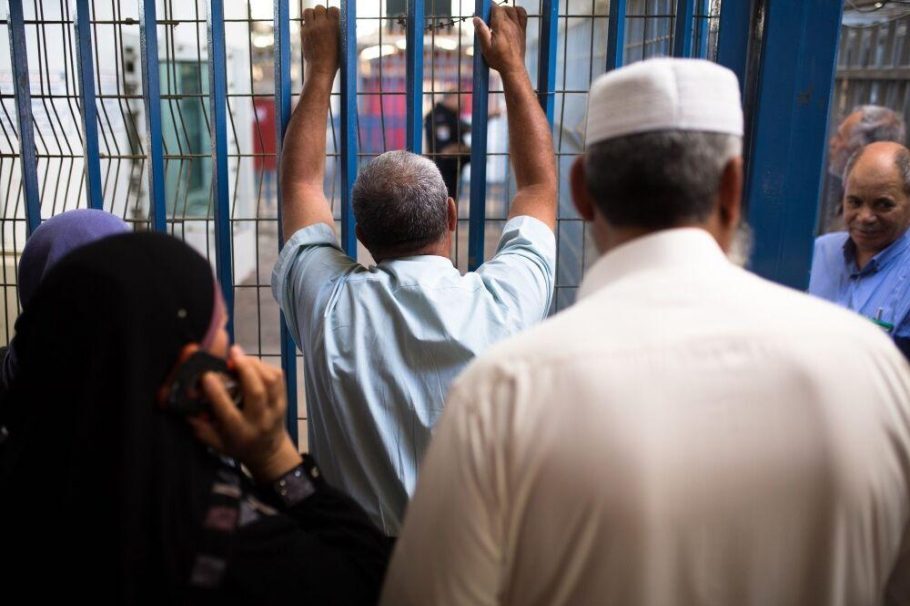 Click to enlarge palestinians checkpoint