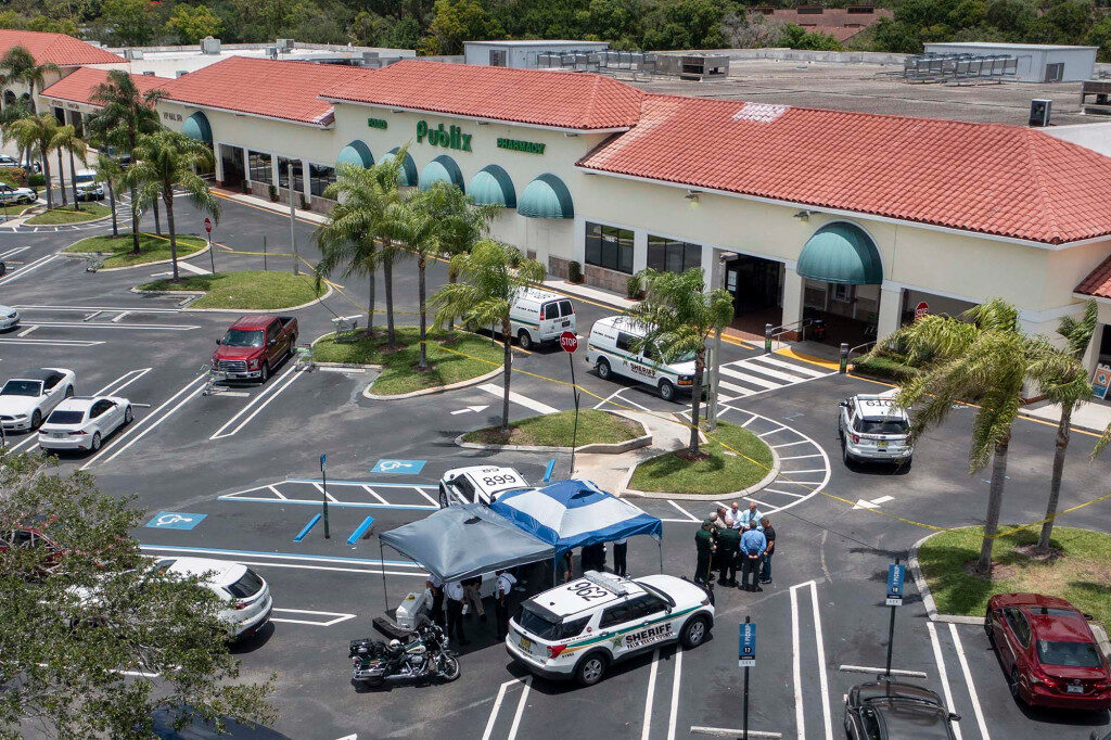 Click to enlarge florida shopping center grandmother toddler shot