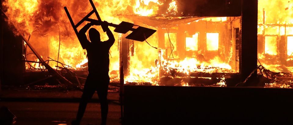 Click to enlarge antifa fire courthouse burn virginia