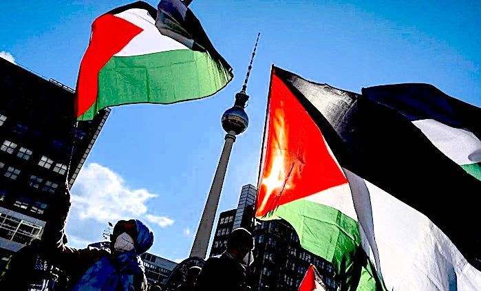 Click to enlarge Palestinian flags berlin