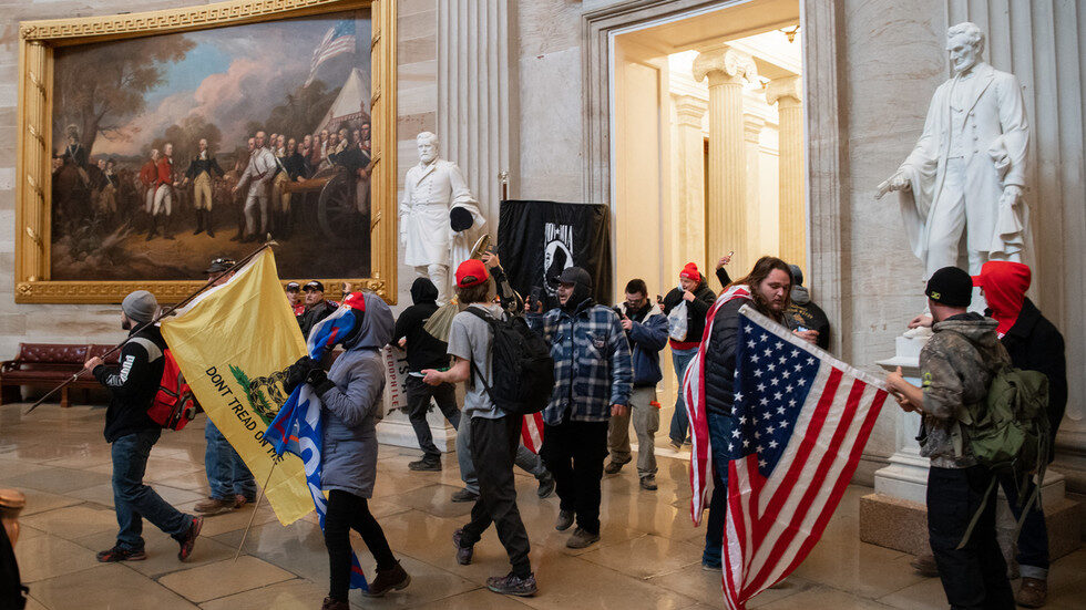 Click to enlarge protesters enter capitol building january 6