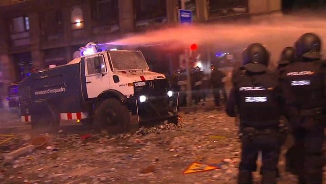Click to enlarge catalan protesters dispersed Israel weapons