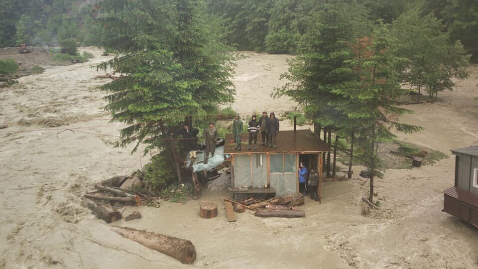 Workers left isolated by floods in Floods Vrancea