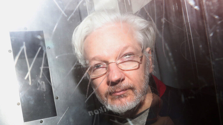 Click to enlarge assange leave court