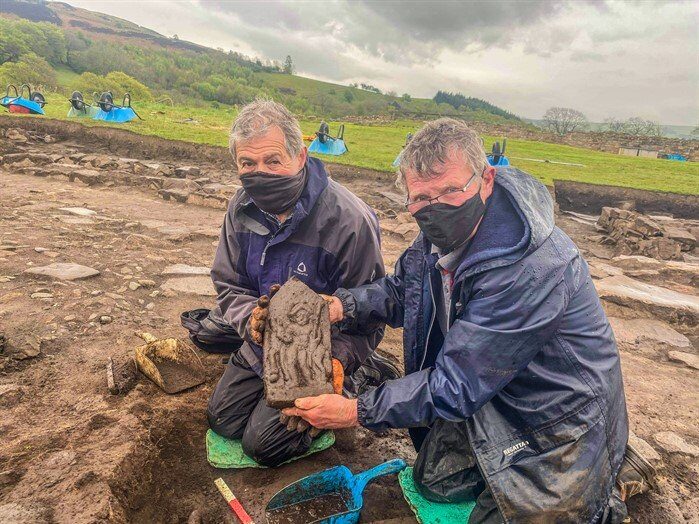 Click to enlarge archaeology volunteers