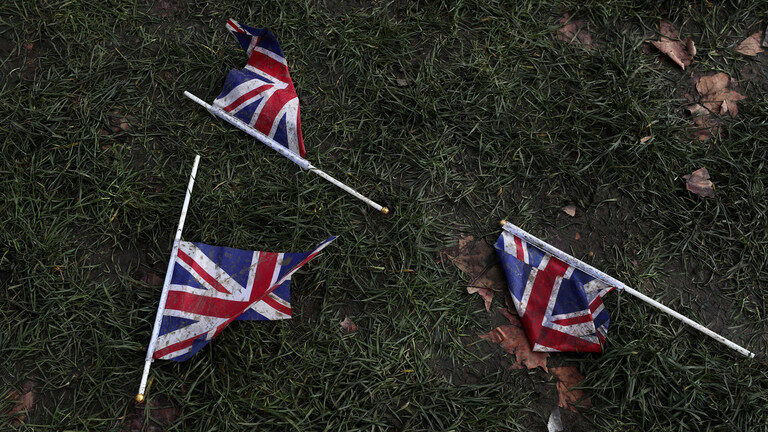 Click to enlarge britain flags union jack garbage ground