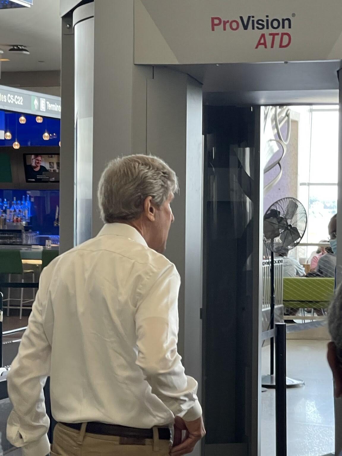john kerry airport mask