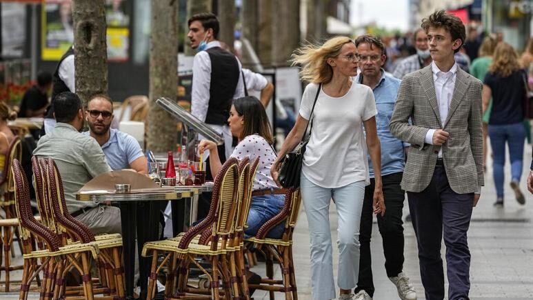 Click to enlarge People walk at the Champs Elysees