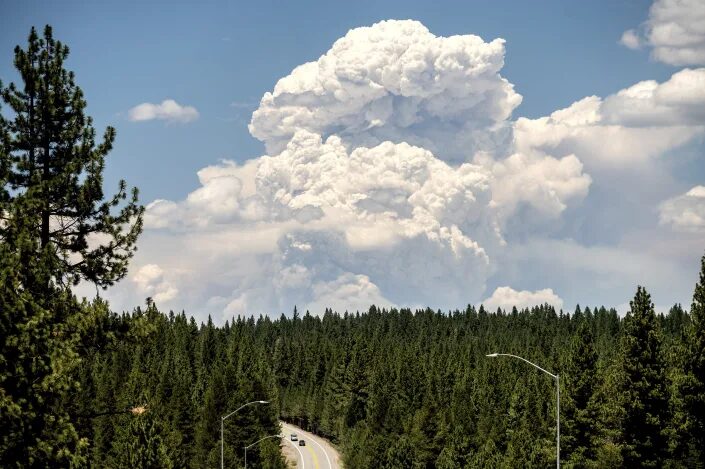 smoke plume wildfire california jusly 2021