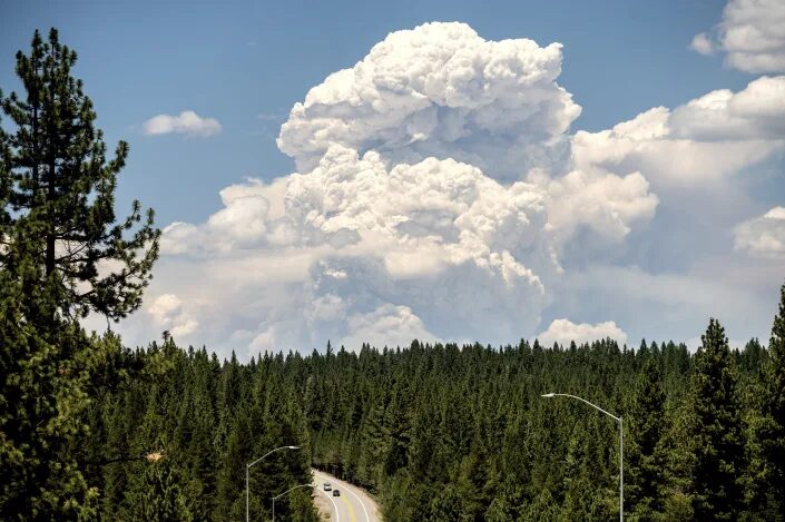 Click to enlarge smoke plume wildfire california jusly 2021