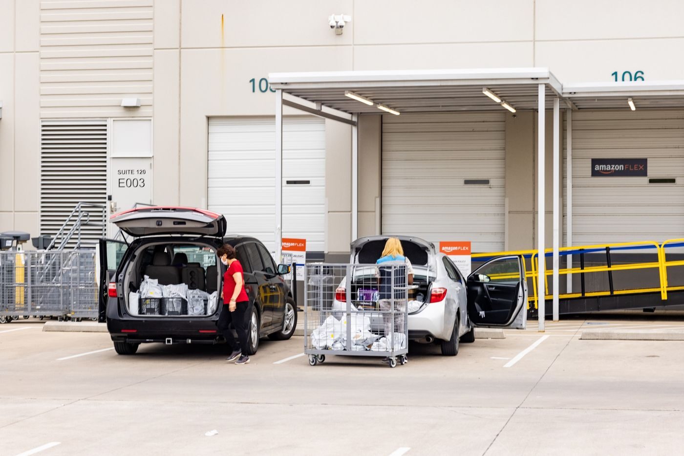 Click to enlarge Flex workers at an Amazon delivery station in Dallas, Texas.