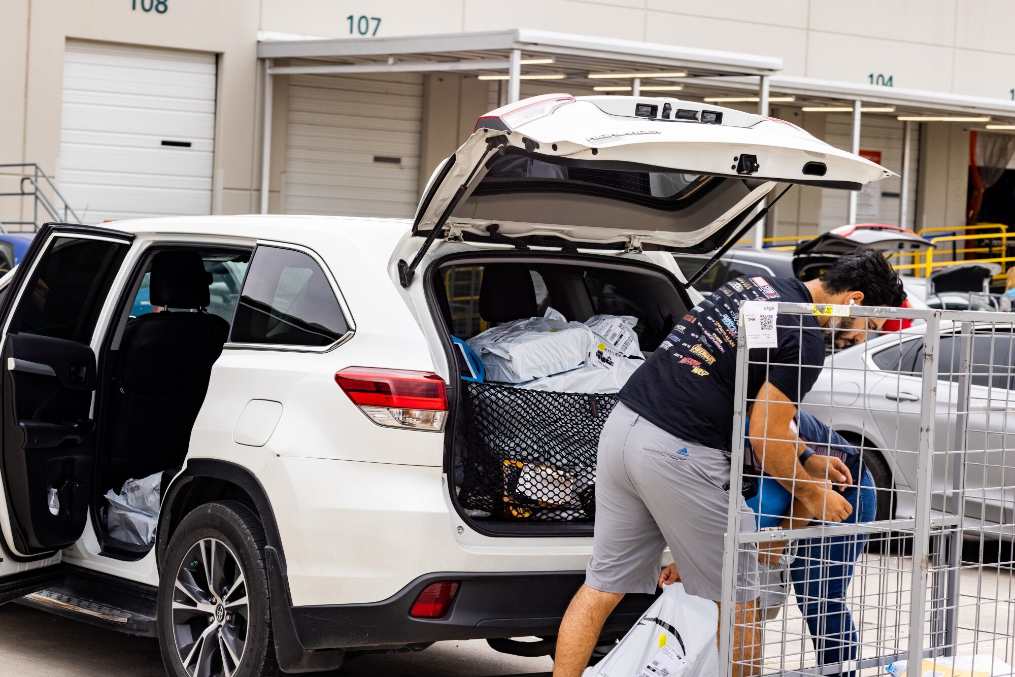 Click to enlarge Flex drivers load their vehicles with Amazon packages in Dallas, Texas.