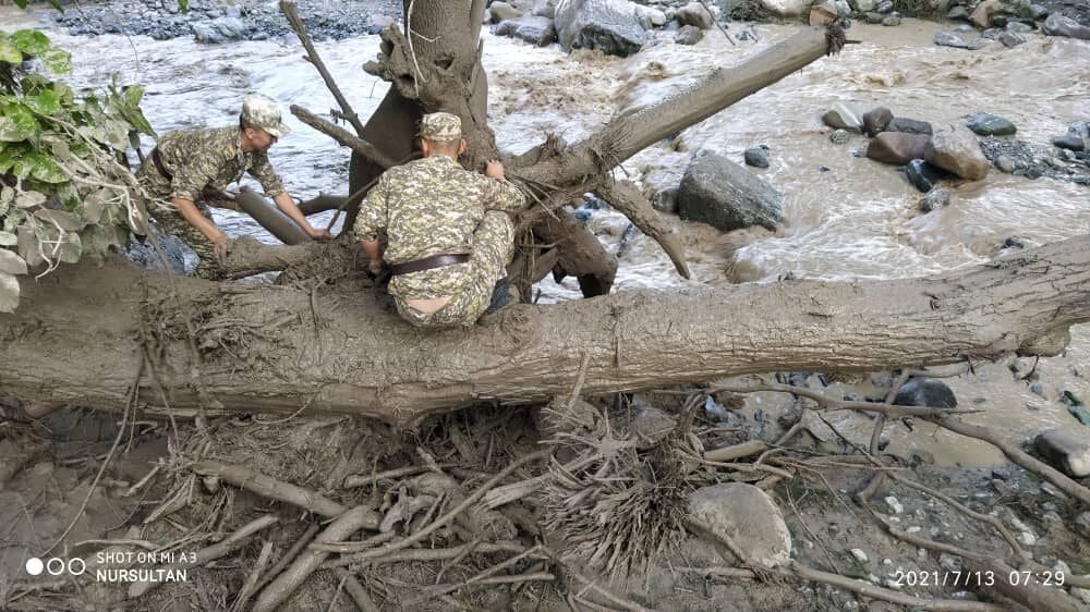 Soldiers search for missing victims after floods
