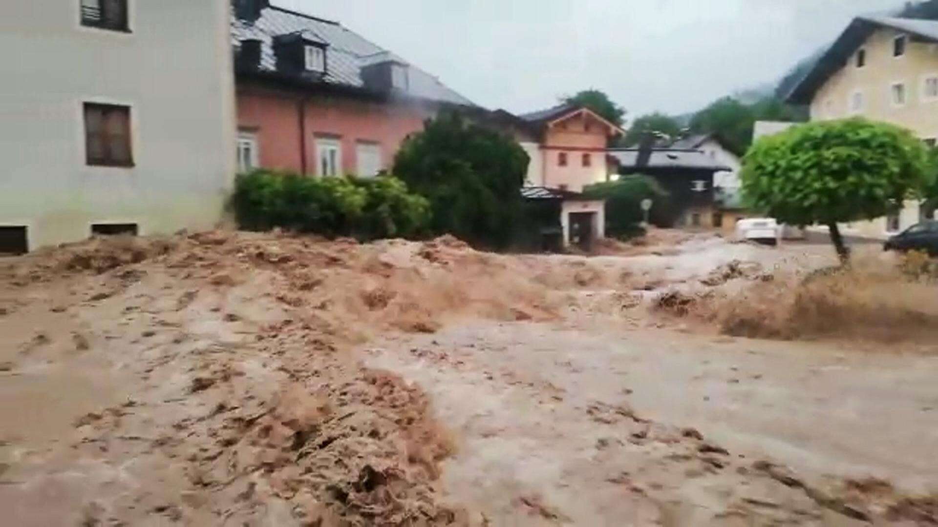 Kothbach floods Hallein's old town