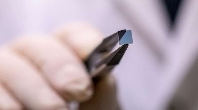 Click to enlarge strontium and vanadium oxide (SrVO3) transparent film