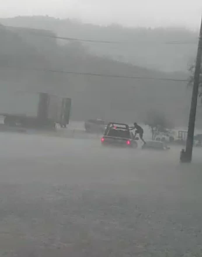 Click to enlarge Flood rescue by police in Nogales, Sonora, Mexico, 23 July 2021.