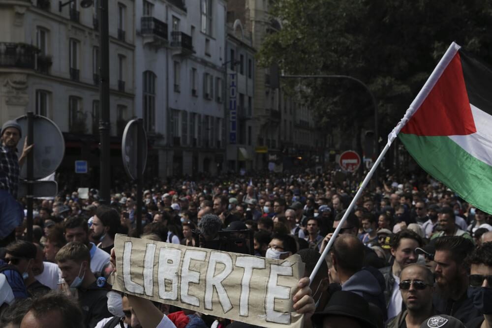 france protest paris vaccine passport