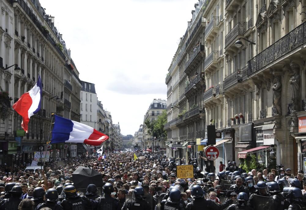 france protest paris vaccine passport