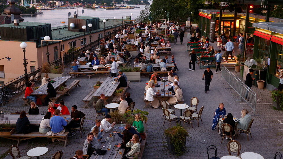 Click to enlarge sweden no lockdown masks