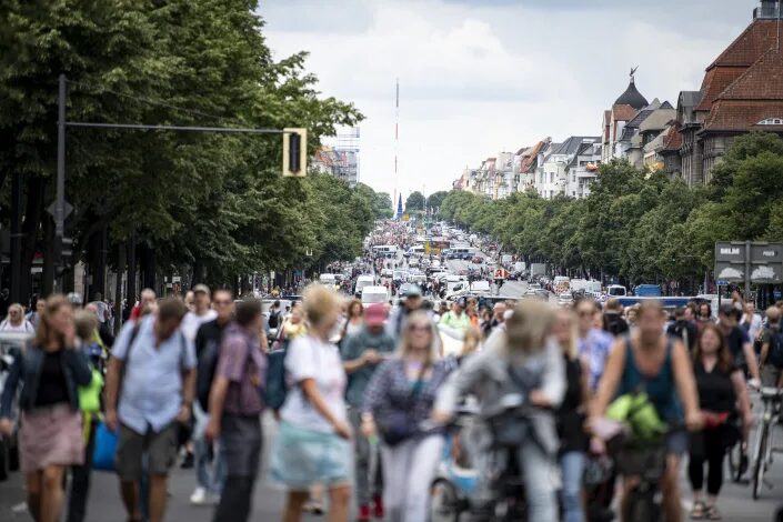 Berlin protests lockdown COVID 2021 AUGUST