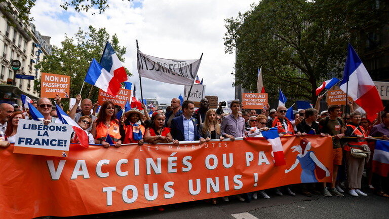 Click to enlarge france protest vaccine