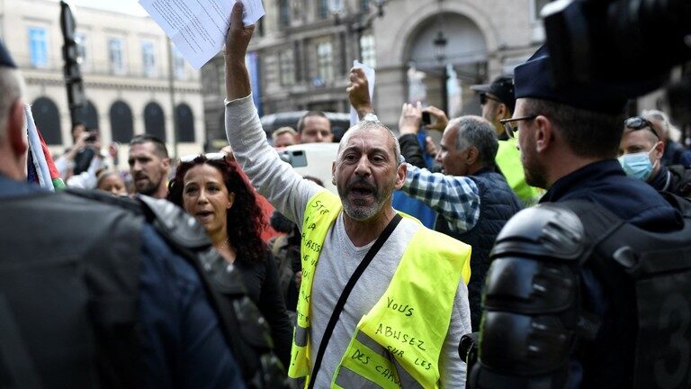 paris protest covid