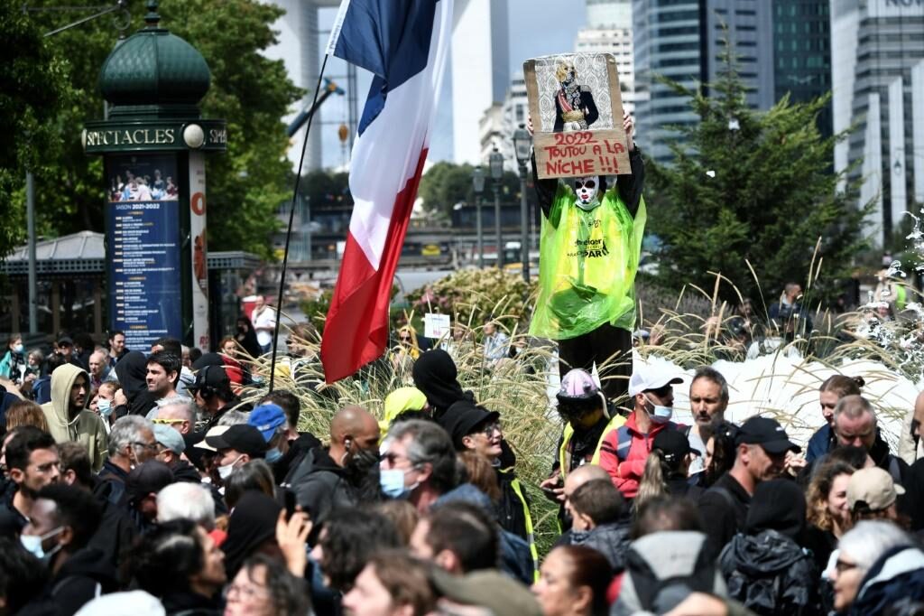 Click to enlarge Macron protest france covid