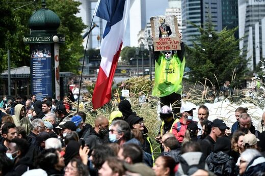 Macron protest france covid