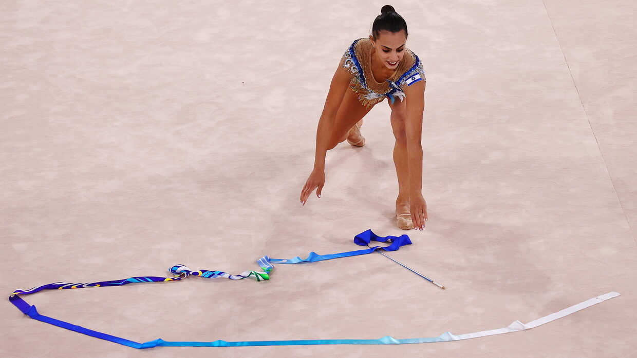 Click to enlarge israeli gymnast drops ribbon tokyo olympics