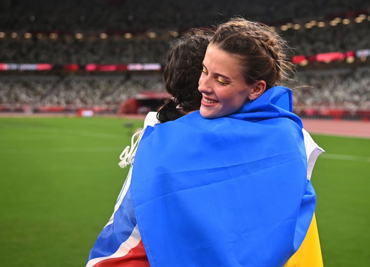 Click to enlarge Yaroslava Mahuchikh hugged Mariya Lasitskene