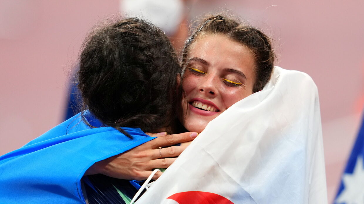Click to enlarge Yaroslava Mahuchikh hugged Mariya Lasitskene