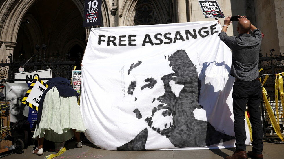 assange protest britain court house