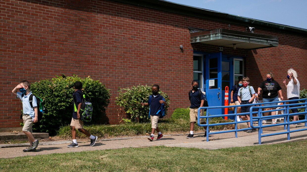 Click to enlarge kids leaving school masks