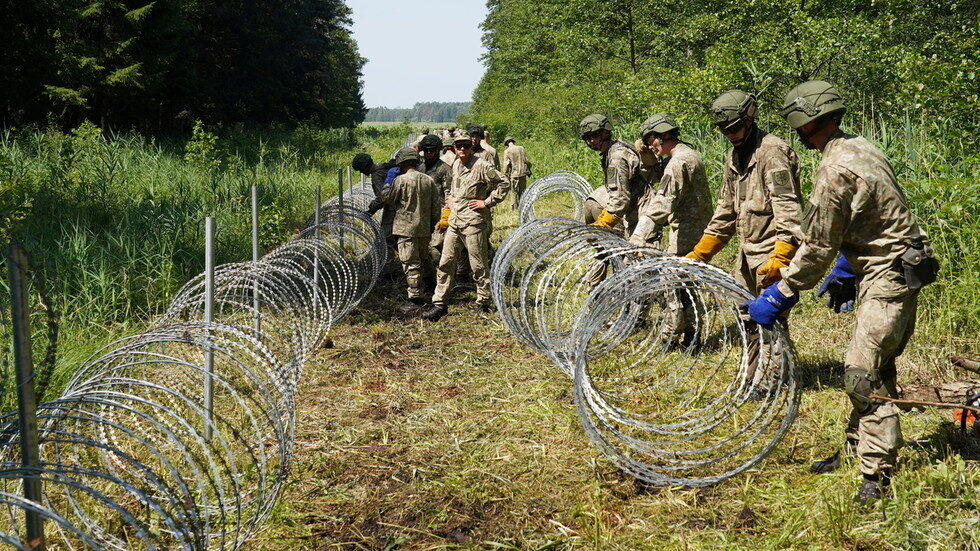 blerus lithuania border fence refugees illegal migrants razor wire