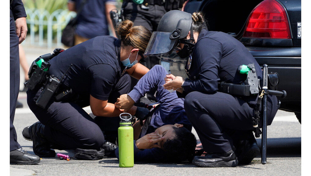 Click to enlarge antifa stabs protestor los angeles