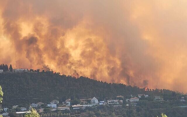 Huge Jerusalem-area wildfire burns into the night