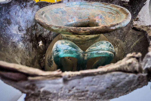 glass urn pompeii