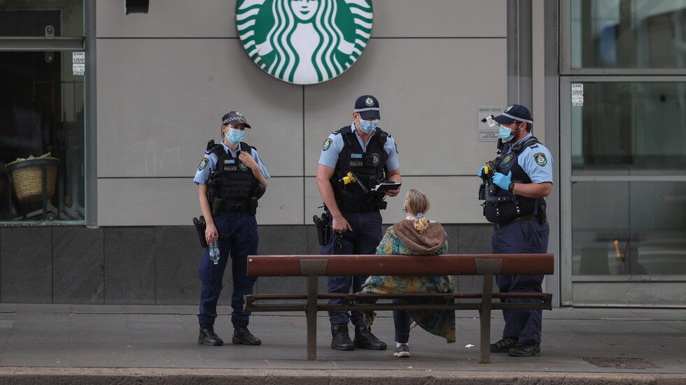 Click to enlarge Police officers in Sydney, Australia.