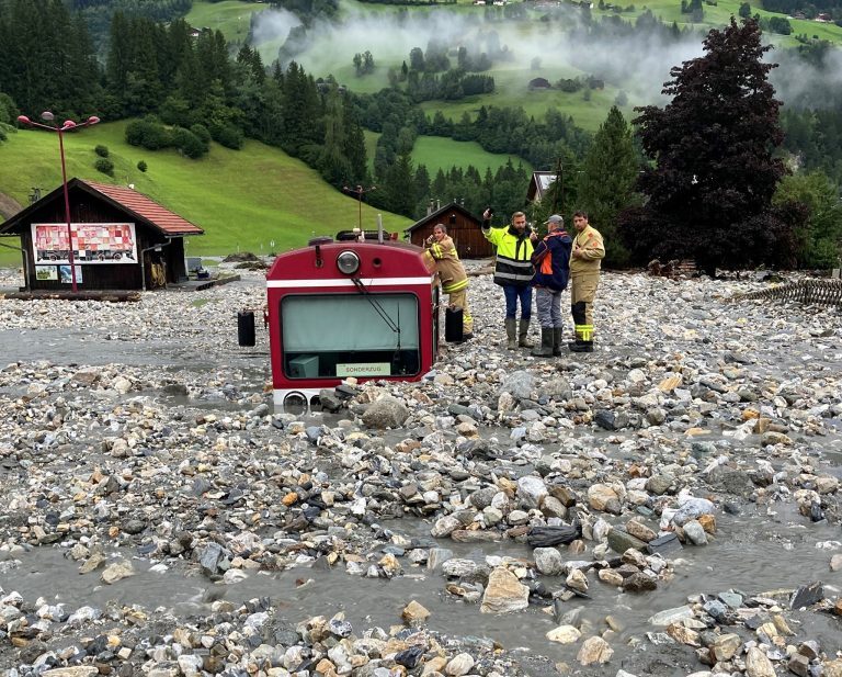 Click to enlarge The Krimml station, track and a train of the Pinzgauer local railway in Wald im Pinzgau were completely buried.