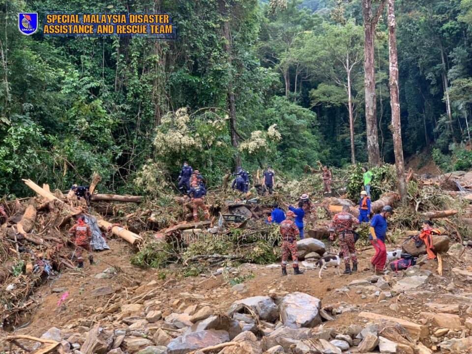 Special Malaysia Disaster Assistance and Rescue Team (SMART) carrying out searches for people missing in flash floods in Yan District, Kedah, 18 – 19 August 2021.