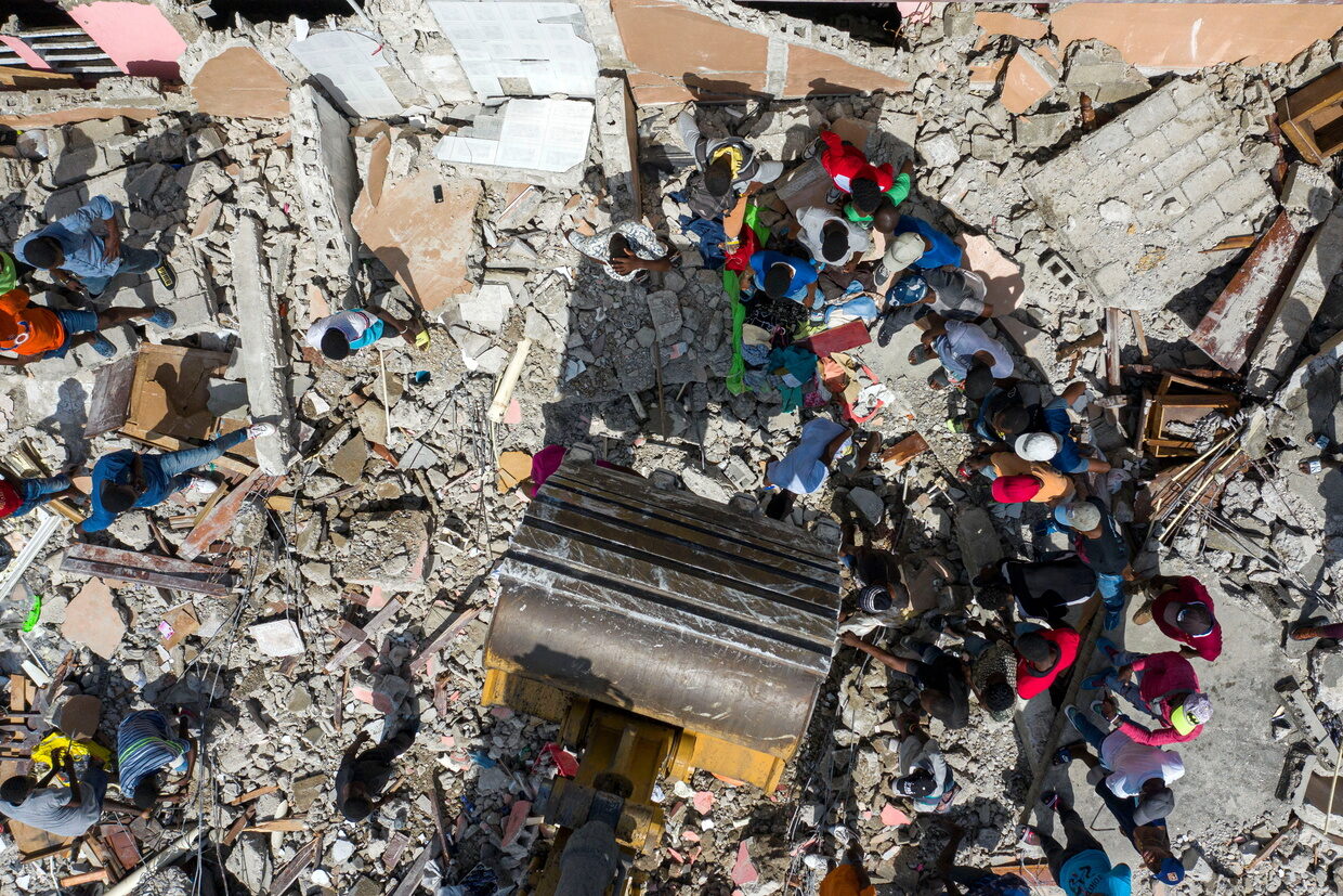 Click to enlarge Excavator in Les Cayes, Haiti August 18, 2021