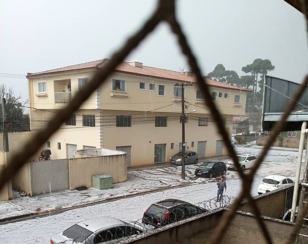 Neighborhood is covered with ice stones, in Campina Grande do Sul