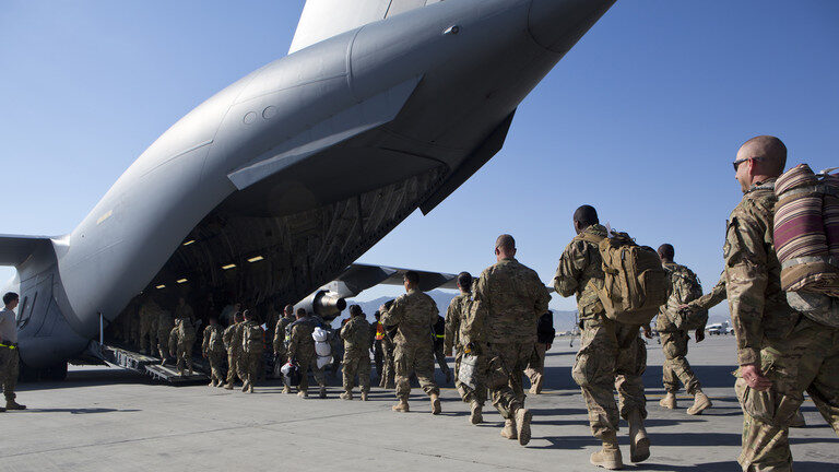 Click to enlarge US soldiers evacuate afghanistan bagram