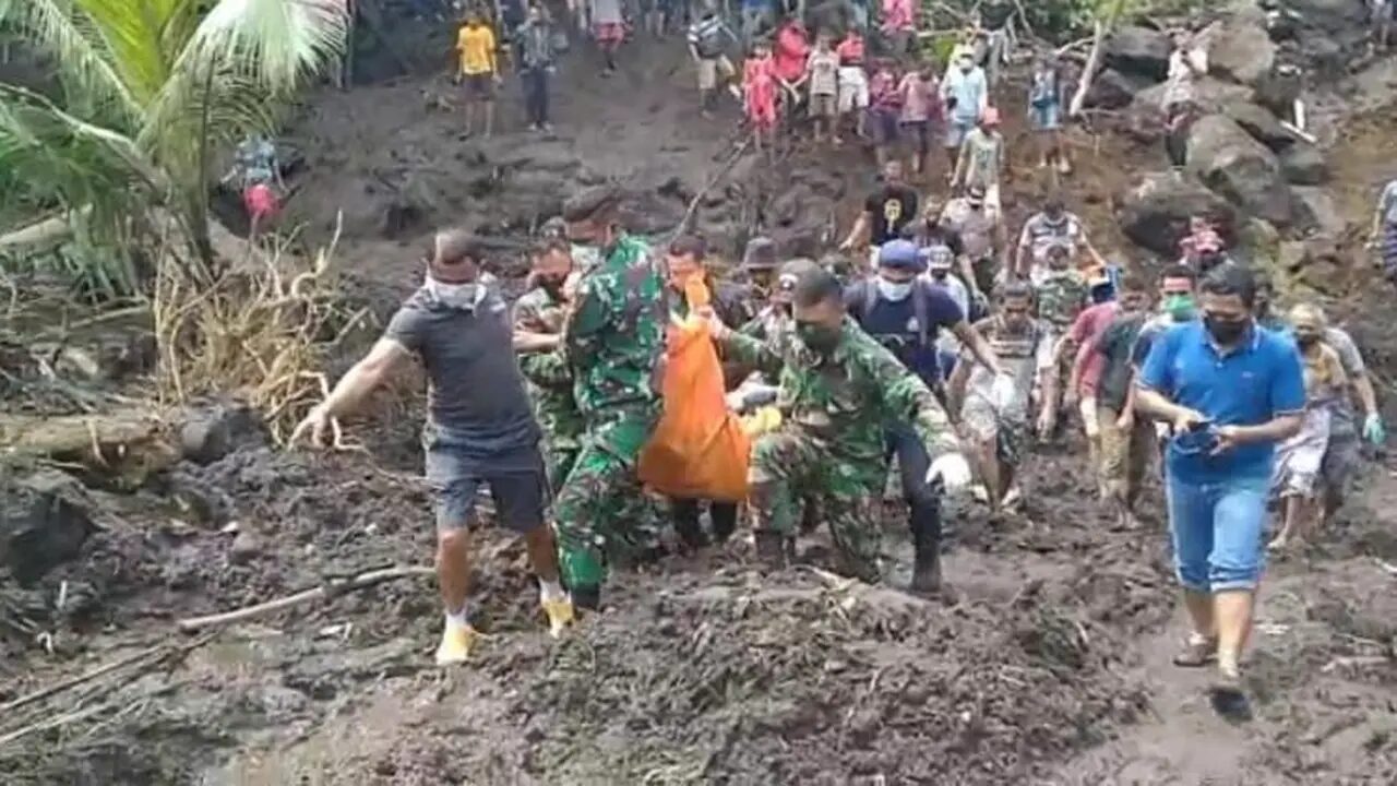 The joint SAR team is evacuating victims of flash floods in Ngada Regency, East Nusa Tenggara Province