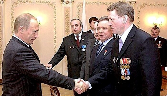 Click to enlarge Putin shake hands