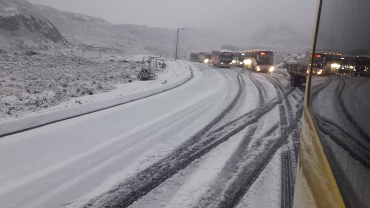 From 3 in the morning, travelers were trapped in a snowfall on the Quito Papallacta road