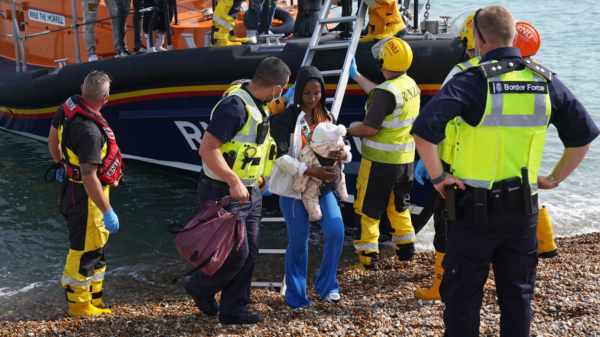 Click to enlarge migrants cross channel beach UK