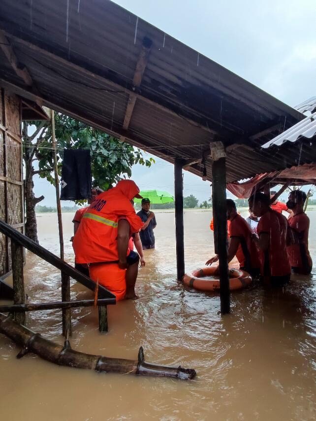 Flood rescue in Ormoc, Leyte Province, Philippines