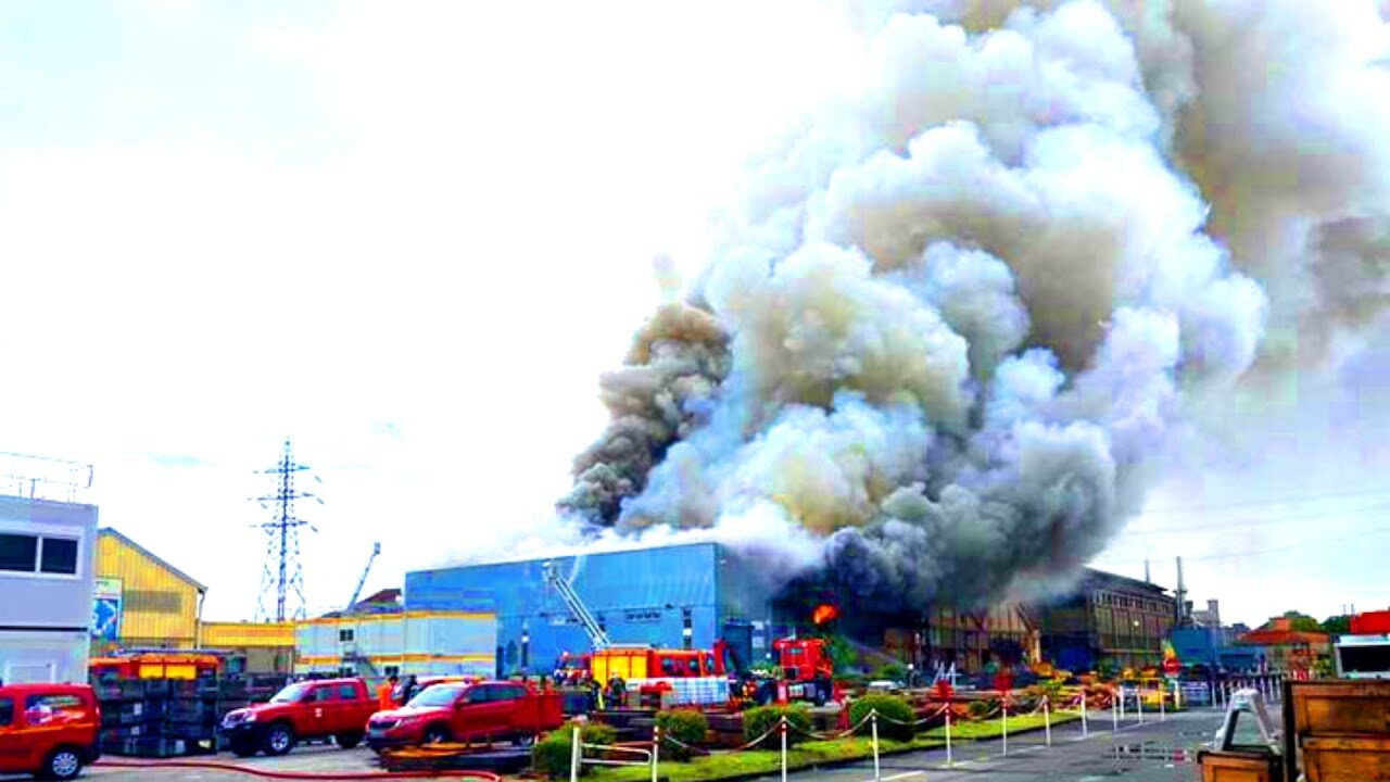 Click to enlarge major fire at Aubert et Duval